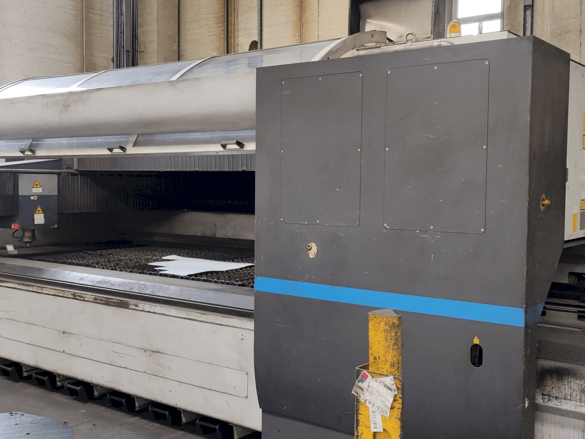 LVD AXEL 3015 S-maskinen framifrån