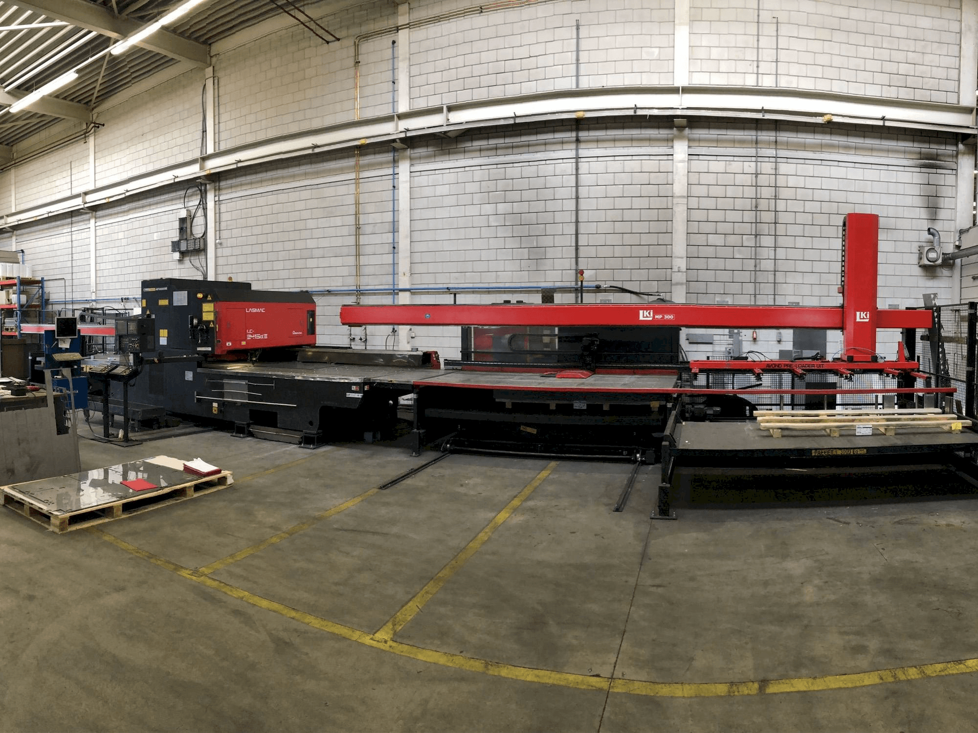AMADA LC2415 ALPHA III-maskinen framifrån
