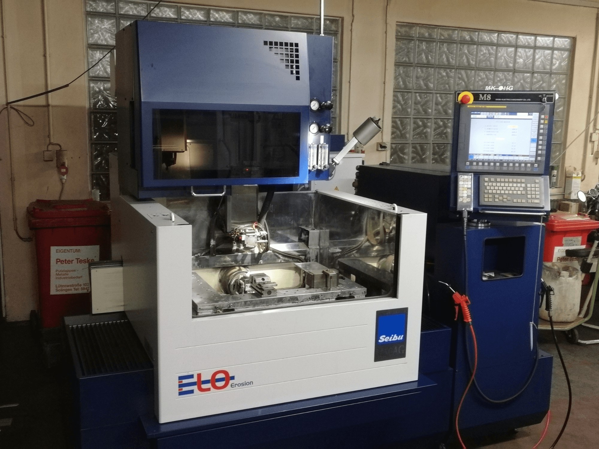 ELO Seibu erosionsmaskin sedd framifrån, med kontrollpanel och synligt arbetsområde med metallkomponenter.