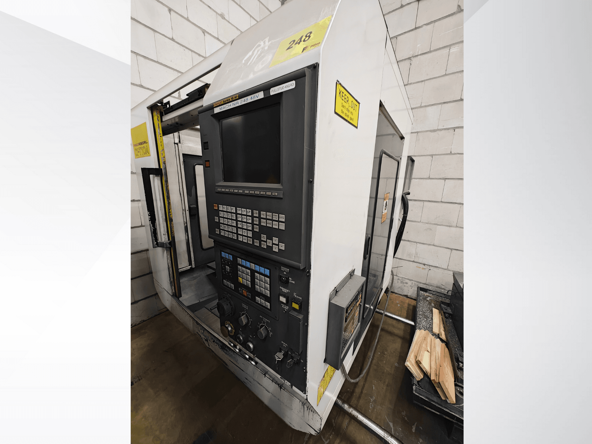 CNC-maskin modell Nr 248, vy framifrån, med kontrollpanel med knappar och display, med träbitar på en hylla i närheten.