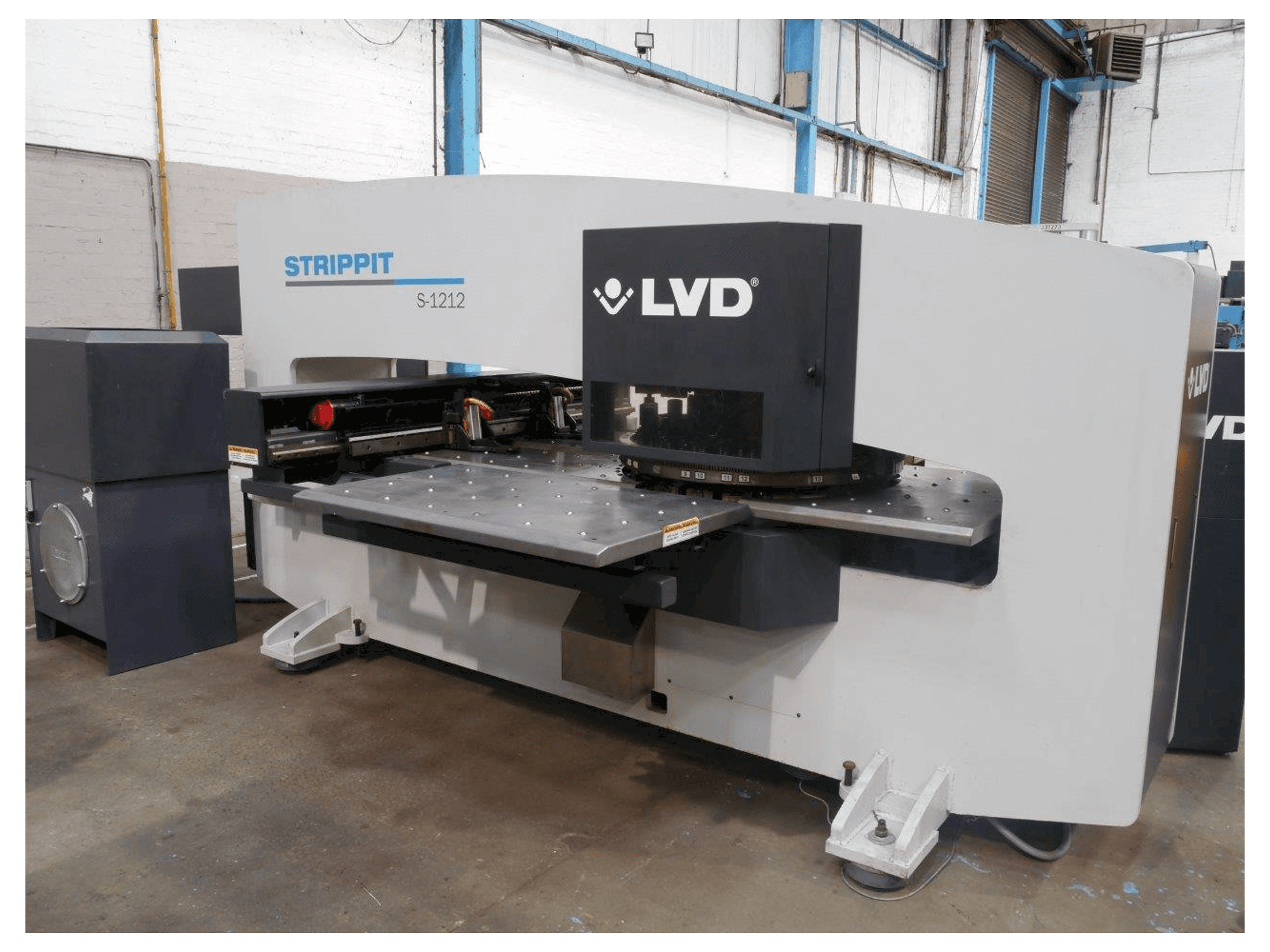 LVD STRIPPIT S 1212-maskinen framifrån