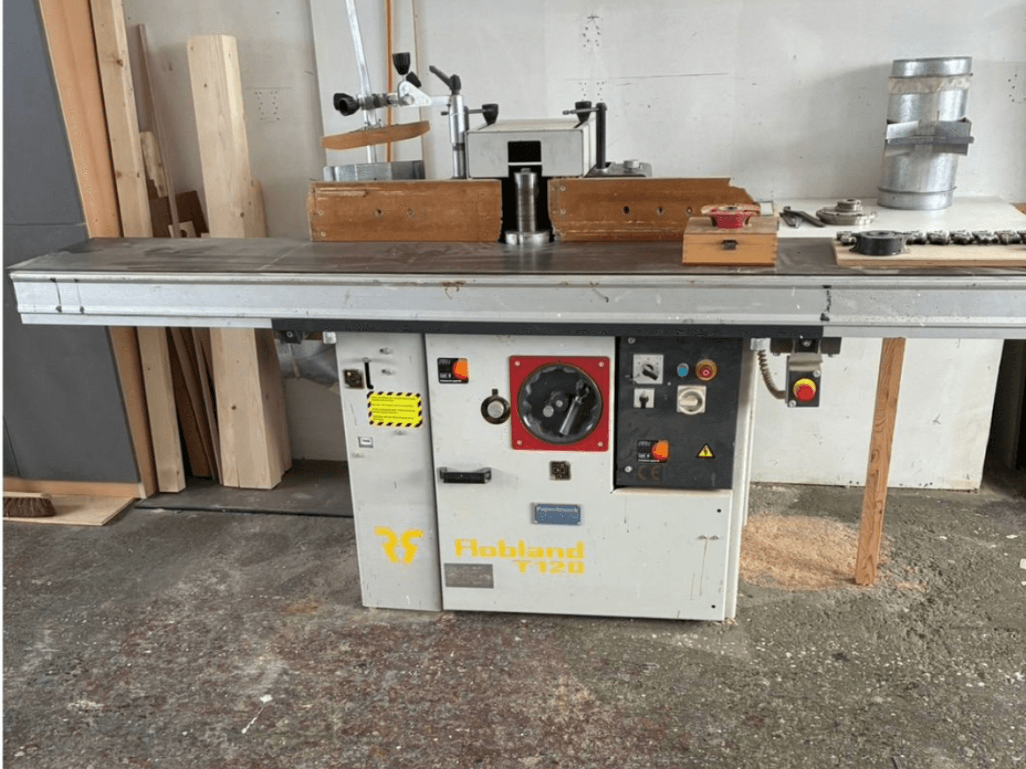 Hobbland T120 bordshyvel, framifrån, har en silverfärgad yta, kontrollpanel med knappar och säkerhetsetiketter.